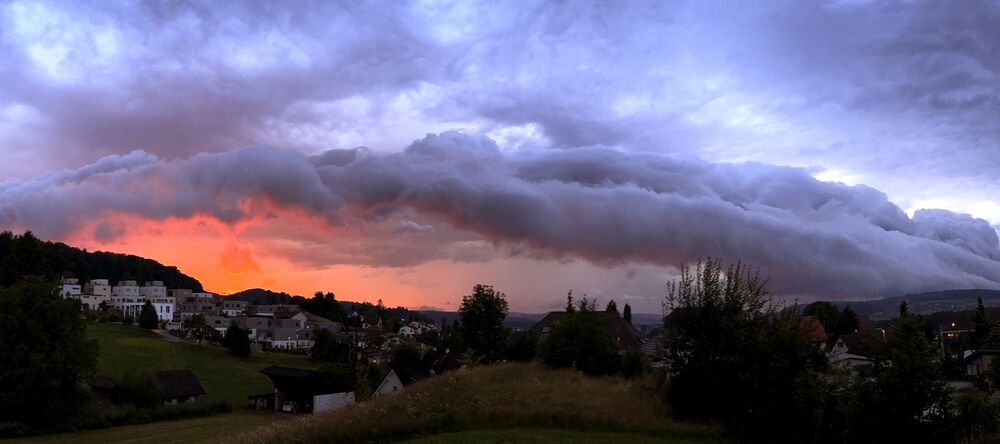 Am Abend des 15. Juli zog eine Böenwalze über das Seetal und brachte Gewitter  (Standort: Hallwil AG). (Fotos: Andreas Walker)